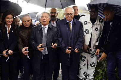 Ahmet Nur Çebi: "Amblemimizi simgeleyen heykelimiz, camiamıza hayırlı uğurlu olsun"