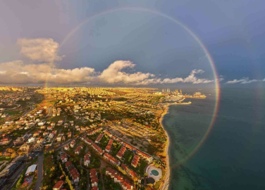 İstanbul’da günbatımında ortaya çıkan gökkuşağı mest etti