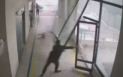 Küçükçekmece’de fırtına iş yerinin kapsını yerinden söktü