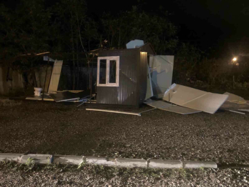 İpsala’da çıkan hortum tır devirdi, evlerin çatılarını uçurdu