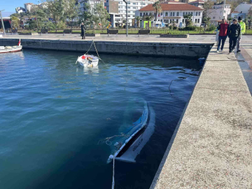Bandırma’da kıyıdaki tekne battı