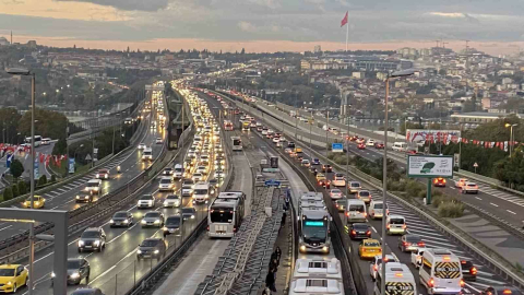 İstanbul’da okulların yeniden açılmasıyla sabah trafik yoğunluğu oluştu