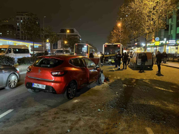 İETT otobüsüne çarpan otomobilin sürücüsü hayatını kaybetti