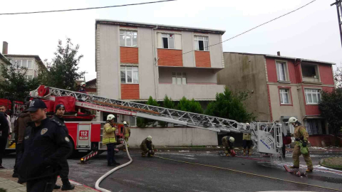 Sultanbeyli’de 3 katlı binanın çatısı alev alev yandı