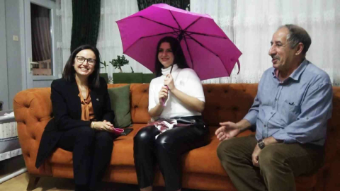 Yalova Valisi Kaya’dan "Bana bir şemsiye borçlusunuz" mesajı gönderen öğrenciye jest