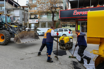 İzmir Karabağlar’da yolları asfalt yama robotu onarıyor