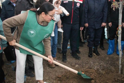 11 Kasım Milli Ağaçlandırma Günü dolayısıyla Yalova Üniversitesinde Yalova Valisi Dr. Hülya Kaya ve protokolün katılımıyla fidan dikim töreni düzenlendi.