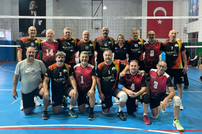 Bursa Osmangazi’nin veteran voleybolcuları zirveye çıktı