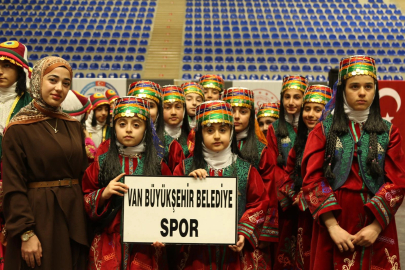 Van Büyükşehir halk oyunlarında şampiyon