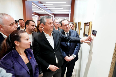 CHP lideri Özel “Sarışın Bir Kurt” sergisini gezdi