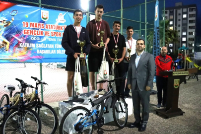 Tenis şampiyonları ödüllerini aldı