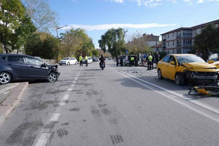 Edirne’de iki otomobil çarpıştığı kazada metrelerce fren izi: 2 yaralı