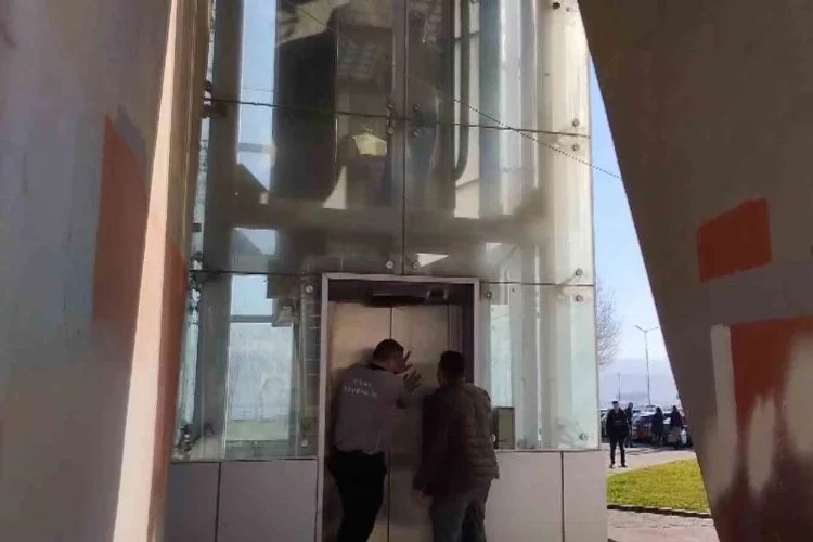 Arıza yapan asansörün kabini havada asılı kaldı, vatandaşlar mahsur kaldı