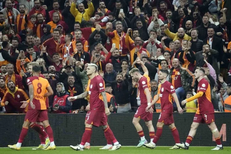 Trendyol Süper Lig: Galatasaray: 2 - RAMS Başakşehir: 0 (İlk yarı)