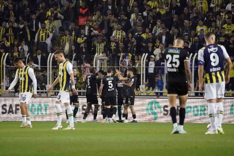 Trendyol Süper Lig: Fenerbahçe: 0 - Alanyaspor: 1 (İlk yarı)