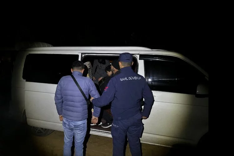 Ayvalık’ta 16 göçmen ve 1 organizatör Sahil Güvenlik timlerinden kaçamadı