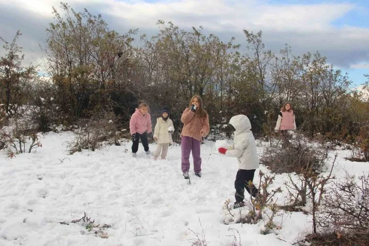 Çan’da mevsimin ilk kar yağışı çocukları sevindirdi