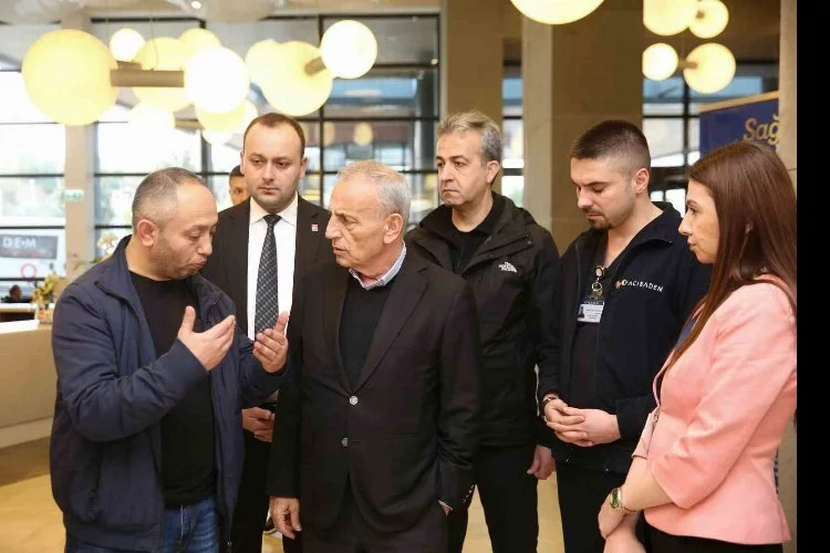 Küçükçekmece Belediye Başkanı Kemal Çebi, silahlı saldırıda yaralanan Ebru Güneş’i hastanede ziyaret etti
