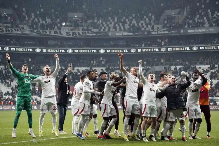 Galatasaray galibiyetini taraftarıyla kutladı